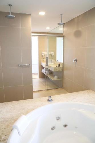 Vitória Hotel Convention Paulíniaにあるバスルーム