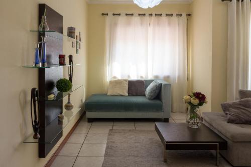 - un salon avec un canapé et une table dans l'établissement Porto RT, à Rio Tinto