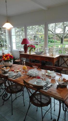 GovillerにあるChambres d'hôtes Le Mont d'Anonのダイニングルーム(木製テーブル、椅子、窓付)