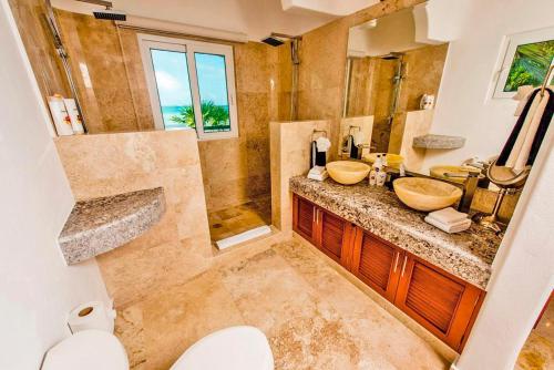 Et badeværelse på Villa Mar Azul Luxury Villa