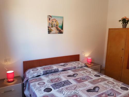 CodaruinaにあるCentral apartment Irina with terraceのベッドルーム1室(キャンドル2本付)