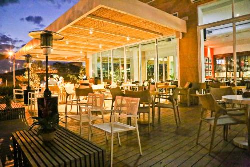 Vitória Hotel Convention Paulíniaにあるレストランまたは飲食店