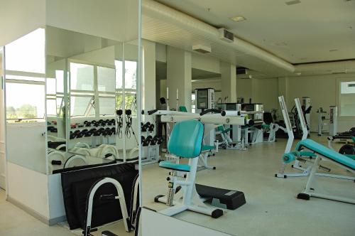 a room with a hair salon with chairs and mirrors at Vitória Hotel Convention Indaiatuba in Indaiatuba