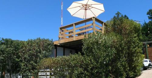 a building with an umbrella on top of it at AmbienteMar Cabañas in Papudo