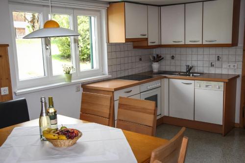 uma cozinha com uma mesa com uma taça de fruta em Haus Danna em Sankt Gallenkirch