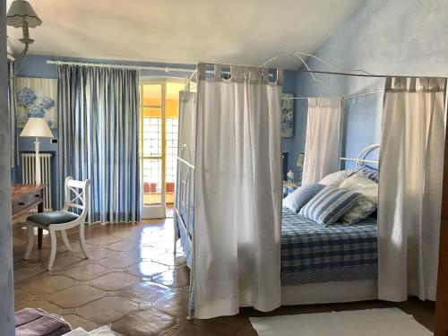 ein Schlafzimmer mit einem Bett mit einem weißen Baldachin in der Unterkunft Borgo del Gelso in Olgiata