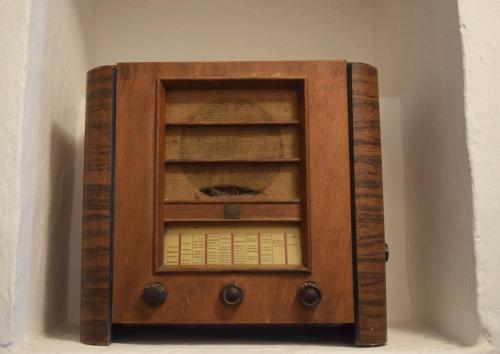 an old wooden cabinet is shown in a wall at Eleonora Room & Breakfast in Oristano