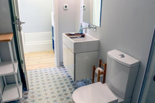 ポルトにあるClassic Comfort at Porto Centerのバスルーム(白いトイレ、シンク付)