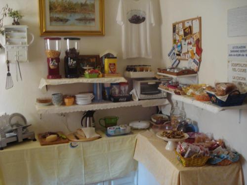 a kitchen with shelves with food on the counters at Da Giusè in Trebiano