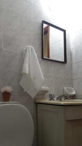 y baño con lavabo, aseo y espejo. en Dpto San Martin en Salta