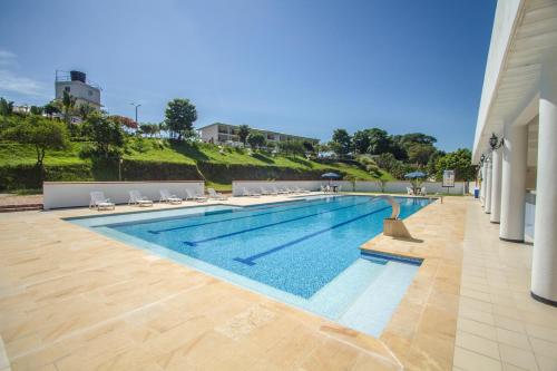 Monterrey的住宿－Hotel Montserrat Plaza，一个带躺椅的大型游泳池