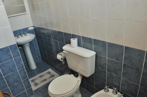 La salle de bains est pourvue de toilettes et d'un lavabo. dans l'établissement Dormi's - Adult's Only, à Mina Clavero