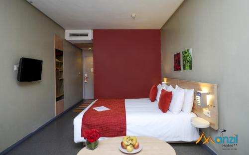 Giường trong phòng chung tại Manzil Hotel