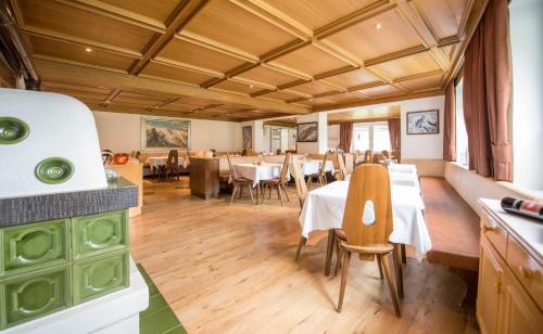 A restaurant or other place to eat at Alpin Garni die kleine Post