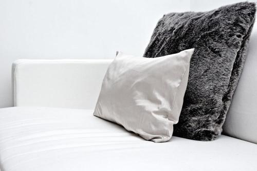 El RomeroにあるApartment N600の白い枕と毛布