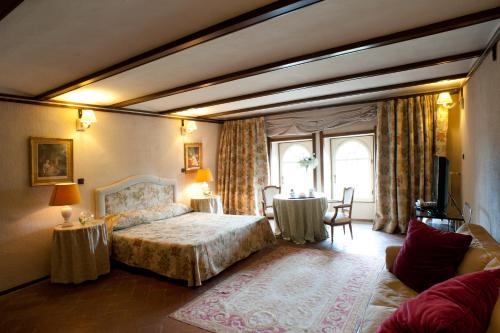 sypialnia z łóżkiem i salonem w obiekcie Relais Del Castello Di Oviglio w mieście Oviglio