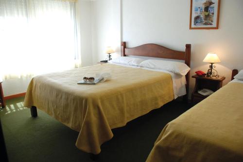 Un pat sau paturi într-o cameră la Hotel Antares