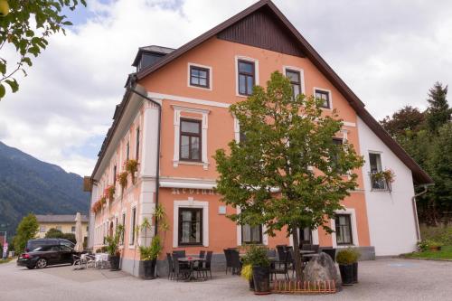 a building with a tree in front of it at Gasthof zum Richter in Mühldorf