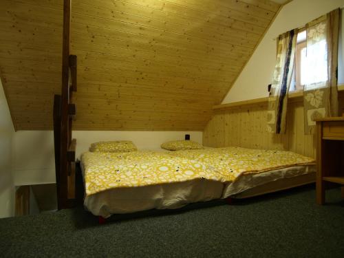 Postel nebo postele na pokoji v ubytování Hospůdka Na Perlíčku - Prdek