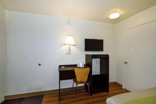 Телевизор и/или развлекательный центр в Motel 6-Green Bay, WI