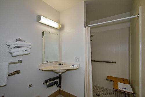 Ванная комната в Motel 6-Green Bay, WI