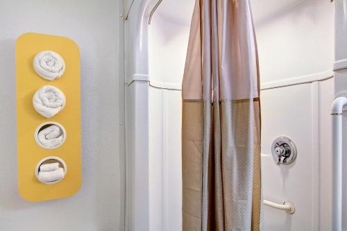 a bathroom with towels on the door of a shower at Motel 6-Green Bay, WI in Green Bay