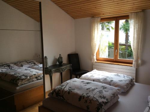 1 dormitorio con 2 camas y ventana en Catarina, en Contra