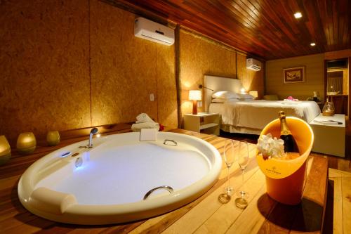 uma casa de banho com banheira num quarto de hotel em BobZ Boutique Resort em Barra Grande