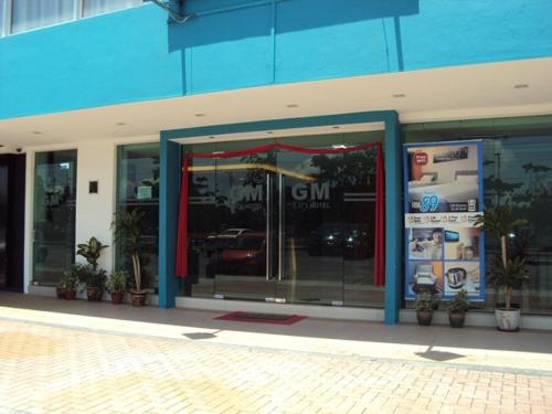 een winkel voor een gebouw met glazen deuren bij GM City Hotel in Klang