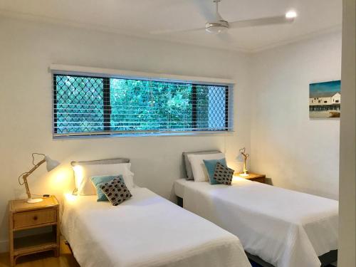 Postel nebo postele na pokoji v ubytování Wayfarer Apartment, in the Heart of Port Douglas