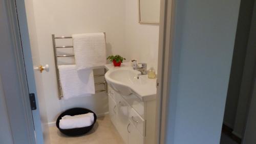 Ванная комната в Ashcroft Gardens Bed & Breakfast