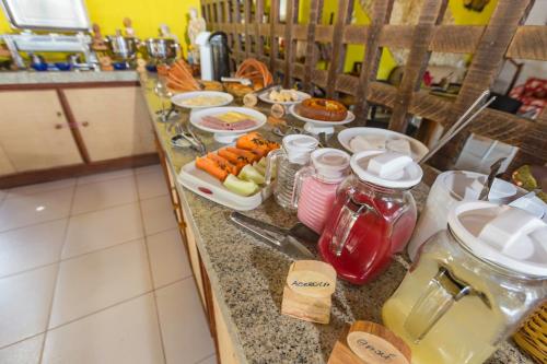 eine Küchentheke mit einem Buffet mit Speisen darauf in der Unterkunft Paraiso da Barra in Barra Grande