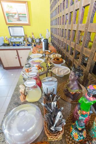 ein Tisch mit Tellern voller Essen darauf in der Unterkunft Paraiso da Barra in Barra Grande