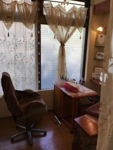 Habitación con escritorio, silla y ventana. en Yakushi no Yu Yumotokan, en Kusatsu