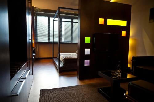 Habitación con dormitorio con cama y espejo. en Hotel Aleramo, en Asti