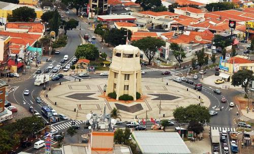a city with a clock tower in the middle of a street at Jóias Preciosas- Kitnet Mobiliado in Campinas