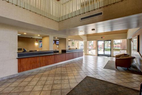 a lobby of a hospital with a waiting room at Motel 6-Santa Ana, CA - Irvine - Orange County Airport in Santa Ana