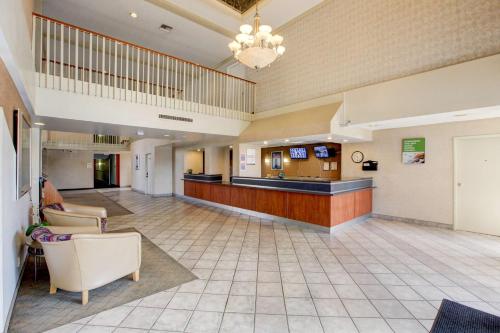 a lobby of a hospital with a waiting room at Motel 6-Santa Ana, CA - Irvine - Orange County Airport in Santa Ana