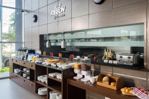 kuchnia z bufetem z jedzeniem w obiekcie Best Western Plus Santa Marta Hotel w mieście Santa Marta