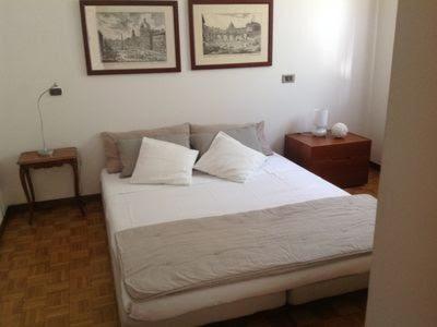 un letto in una camera da letto con due immagini sul muro di Terrazza sul lago di Iseo a Sarnico
