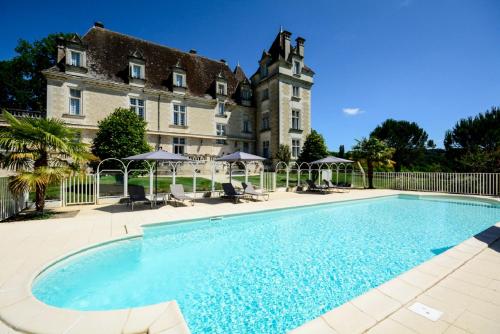 une grande piscine en face d'un bâtiment dans l'établissement Domaine du Château de Monrecour - Hôtel et Restaurant - Proche Sarlat, à Saint-Vincent-de-Cosse