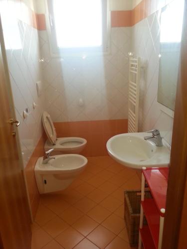 リミニにあるVista Mareのバスルーム(トイレ、洗面台付)、窓が備わります。