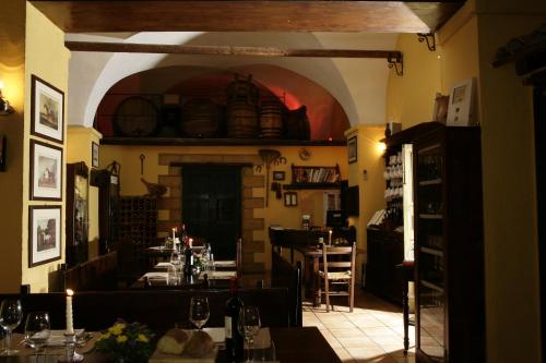 Un restaurante u otro lugar para comer en Ai Lumi