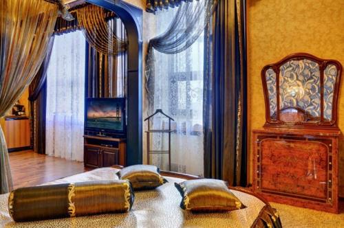 um quarto com uma cama com duas almofadas em Hotel Astoria em Volgogrado