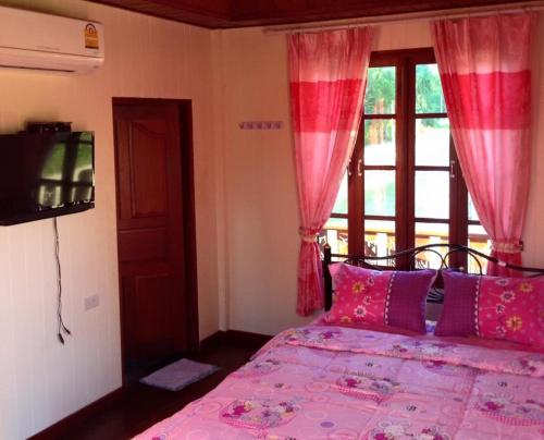 Postel nebo postele na pokoji v ubytování Sarocha Resort Rayong
