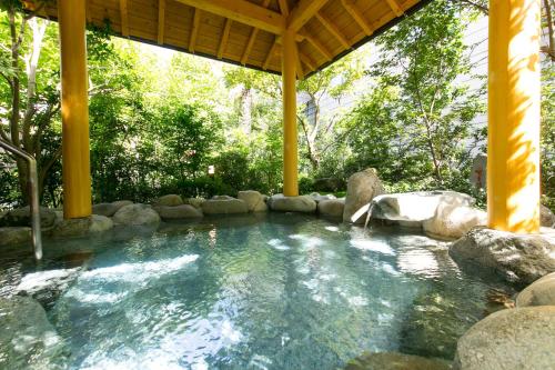 a pool of water under a gazebo at Mutsumikan in Gero