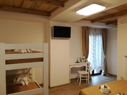 オヴィンドリにあるAntico Borgoのベッドルーム1室(二段ベッド2組、デスク付)