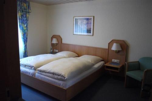 Ein Bett oder Betten in einem Zimmer der Unterkunft Gasthaus "Zur Krone"