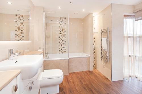 Un baño con bañera, lavabo y ducha. en Saint Georges Keep, en York