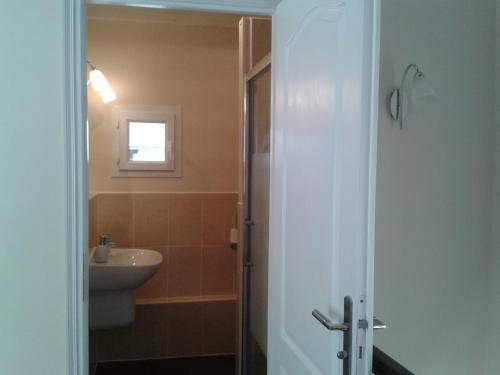ein Badezimmer mit Waschbecken und Toilette in der Unterkunft La Maison Tumtum Arbre in Loudun